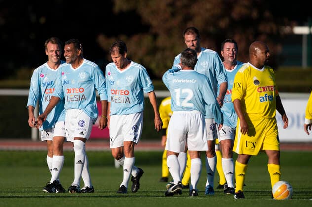 joie des joueurs du Varietes Club de France apres le but de Sonny Anderson Emmanuel Macron - President de la Republique Francaise Rudy Garcia Mathieu Bodmer Karl Olive FOOTBALL : Match de Gala du Varietes Club de France - 14 10 2021 JBAutissier Panoramic 
