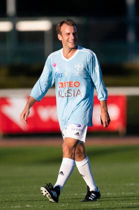 Entertainment Bilder des Tages Emmanuel Macron - President de la Republique Francaise FOOTBALL : Match de Gala du Varietes Club de France - 14 10 2021 JBAutissier Panoramic 