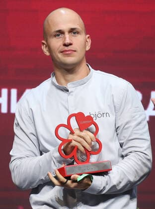 MOSCOW, RUSSIA - OCTOBER 14, 2021: Bjorn chef Nikita Poderyagin receives the Young Chef Prize during a ceremony held at the Zaryadye Concert Hall to award Michelin stars to Moscow restaurants and chefs as well as to introduce the first Michelin Guide to Moscow. Vyacheslav Prokofyev TASS  TS1143E4