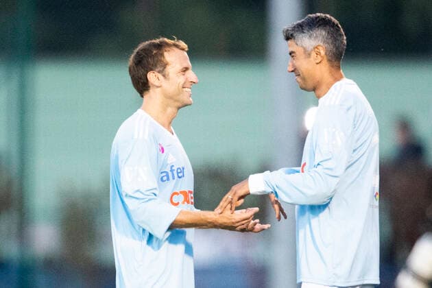sortie d Emmanuel Macron - President de la Republique Francaise remplace par Smail Bouabdallah FOOTBALL : Match de Gala du Varietes Club de France - 14 10 2021 JBAutissier Panoramic 