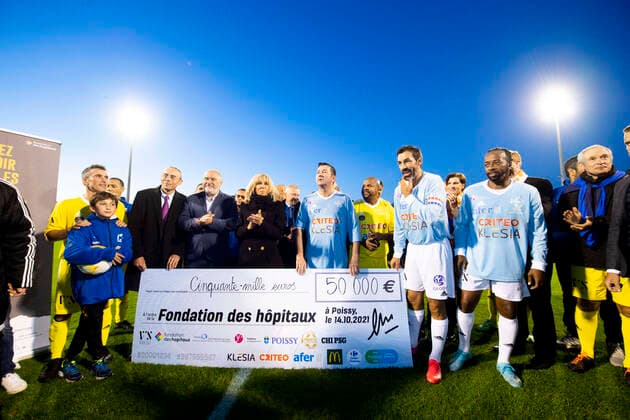 Brigitte Macron et Karl Olive - Maire de Poissy remettant un cheque en faveur de la fondation des Hopitaux FOOTBALL : Match de Gala du Varietes Club de France - 14 10 2021 JBAutissier Panoramic 