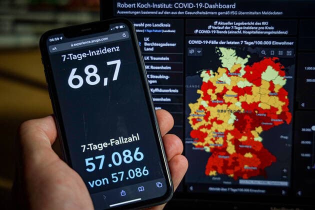 Coronavirus in Germany Covid 19 Dashboard of the Robert Koch Institute 15 10 2021 Robert Koch Institute 7 days Incidence 68.7 7 days Number of cases 57 086 COVID 19 cases 4 354 158 Addition of 11 518 compared to the previous day COVID 19 deaths 94 526 Addition of 65 compared to the previous day