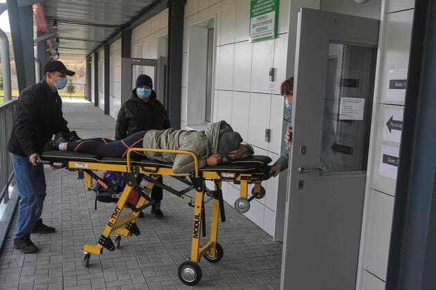 NOVOKUZNETSK, KEMEROVO REGION, RUSSIA - OCTOBER 14, 2021: Paramedics admit a patient to Novokuznetsk City Clinical Infectious Diseases Hospital No 8 that treats COVID-19 patients. Yaroslav Belyayev TASS  TS11442C