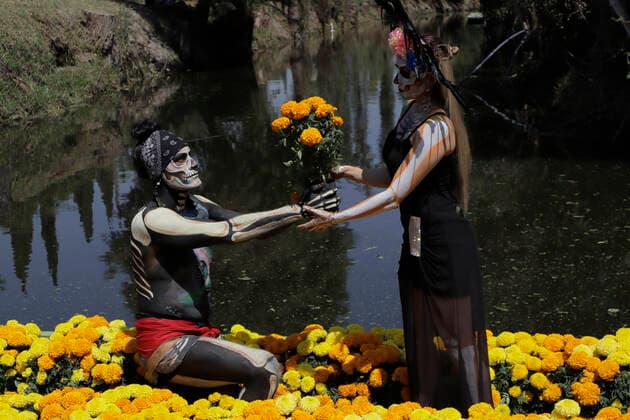 Sale Of Cempasuchitl Flower Begins In Xochimilco, Mexico City People dressed as pre-Hispanic skulls among cempasuchitl flowers on a boat inside the Acuexcomatl Market in San Luis Tlaxialtemalco, Mexico City, prior to the inauguration of the sale of Cempasuchitl flower during the health emergency by COVID-19 and the epidemiological traffic light in the capital on the eve of the Day of the Dead festivities in Mexico on November 1 and 2. Mexico City Mexico vieyra-notitle211014_npzTa  Copyright: xGerardoxVieyrax
