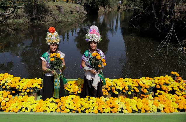 Sale Of Cempasuchitl Flower Begins In Xochimilco, Mexico City Representatives of the Most Beautiful Flower of the Ejido on a boat inside the Acuexcomatl Market in San Luis Tlaxialtemalco, Mexico City, prior to the inauguration of the sale of Cempasuchitl Flower during the health emergency by COVID-19 and the epidemiological traffic light in the capital on the eve of the Day of the Dead festivities in Mexico on November 1 and 2. Mexico City Mexico vieyra-notitle211014_npWgS  Copyright: xGerardoxVieyrax