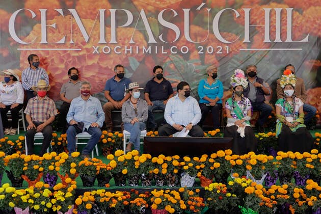 Sale Of Cempasuchitl Flower Begins In Xochimilco, Mexico City Cempasuchitl flower producers and government authorities inside the Acuexcomatl Market in San Luis Tlaxialtemalco, Xochimilco, during the inauguration of the sale of Cempasuchitl flower before the sanitary emergency by COVID-19 and the epidemiological traffic light in the capital on the eve of the Day of the Dead festivities in Mexico on November 1 and 2. Mexico City Mexico vieyra-notitle211014_npELp  Copyright: xGerardoxVieyrax