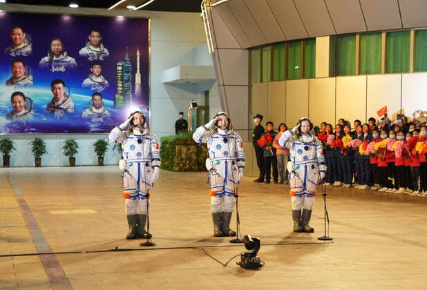 Bilder des Jahres 2021, News 10 Oktober News Themen der Woche KW41 News Bilder des Tages (211015) -- JIUQUAN, Oct. 15, 2021 -- A see-off ceremony for three Chinese astronauts of the Shenzhou-13 crewed space mission is held at the Jiuquan Satellite Launch Center in northwest China, Oct. 15, 2021. Chinese astronauts Zhai Zhigang (C), Wang Yaping (R), and Ye Guangfu will stay in space for about six months. ) CHINA-JIUQUAN-SHENZHOU-13-ASTRONAUTS-SEE-OFF CEREMONY (CN) LixGang 