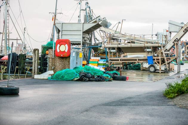 IMAGO Creative, Unsere Erde, Umweltverträgliche Herausforderungen des 21. Jahrhunderts, Überfischung Fishing boat in harbour docked at the quay with just its superstructure and radar navigation equipment visible with brightly coloured trays for the catch stacked on the dock Copyright: xx 12414294