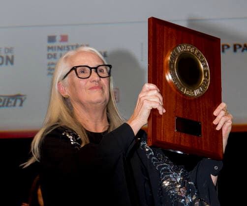 Jane Campion recoit le prix lumiere 2021 remis par Julia Ducournau dans le cadre du Festival Lumiere, le 15 octobre 2021 Ã Lyon, France. CELEBRITES : Soiree Prix Lumiere 2021 - Festival Lumiere - Lyon - 15 10 2021 SandrineThesillat Panoramic 
