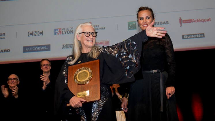 Jane Campion recoit le prix lumiere 2021 remis par Julia Ducournau dans le cadre du Festival Lumiere, le 15 octobre 2021 Ã Lyon, France. CELEBRITES : Soiree Prix Lumiere 2021 - Festival Lumiere - Lyon - 15 10 2021 SandrineThesillat Panoramic 