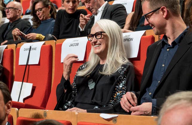 Jane Campion arrive parmi les invitÃ s de la soirÃ e de remise du prix Lumiere dans le cadre du Festival Lumiere, le 15 octobre 2021 Ã Lyon, France. CELEBRITES : Soiree Prix Lumiere 2021 - Festival Lumiere - Lyon - 15 10 2021 SandrineThesillat Panoramic 