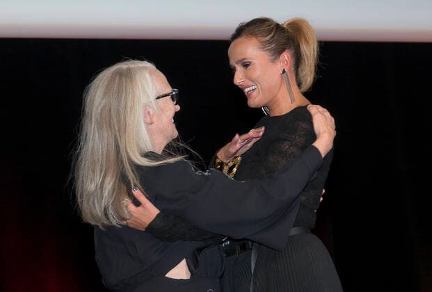 Jane Campion recoit le prix lumiere 2021 remis par Julia Ducournau dans le cadre du Festival Lumiere, le 15 octobre 2021 Ã Lyon, France. CELEBRITES : Soiree Prix Lumiere 2021 - Festival Lumiere - Lyon - 15 10 2021 SandrineThesillat Panoramic 
