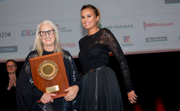 Jane Campion recoit le prix lumiere 2021 remis par Julia Ducournau dans le cadre du Festival Lumiere, le 15 octobre 2021 Ã Lyon, France. CELEBRITES : Soiree Prix Lumiere 2021 - Festival Lumiere - Lyon - 15 10 2021 SandrineThesillat Panoramic 