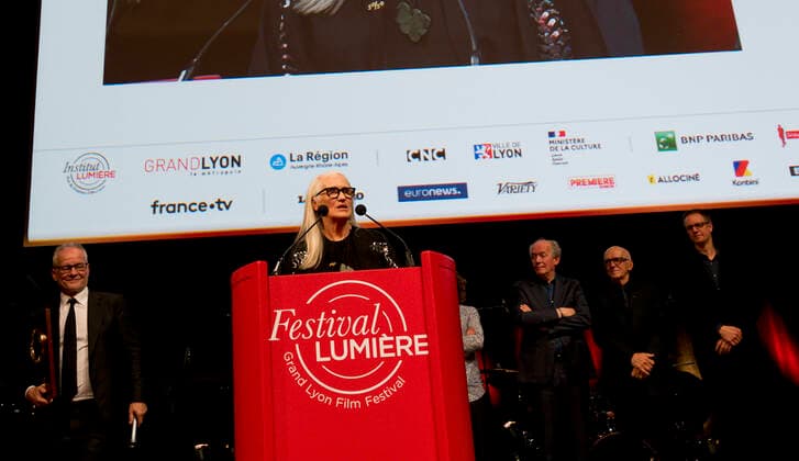 Jane Campion recoit le prix lumiere 2021 remis par Julia Ducournau dans le cadre du Festival Lumiere, le 15 octobre 2021 Ã Lyon, France. CELEBRITES : Soiree Prix Lumiere 2021 - Festival Lumiere - Lyon - 15 10 2021 SandrineThesillat Panoramic 