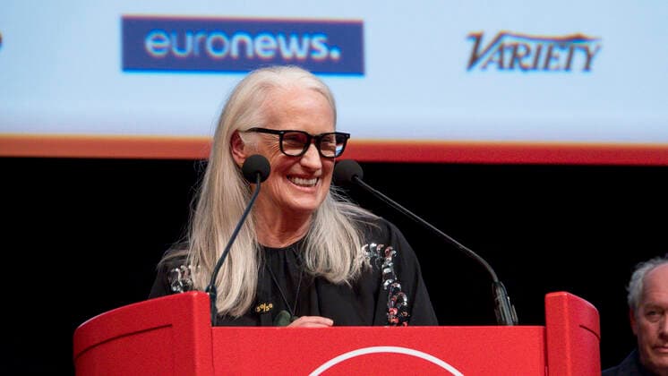 Jane Campion recoit le prix lumiere 2021 remis par Julia Ducournau dans le cadre du Festival Lumiere, le 15 octobre 2021 Ã Lyon, France. CELEBRITES : Soiree Prix Lumiere 2021 - Festival Lumiere - Lyon - 15 10 2021 SandrineThesillat Panoramic 