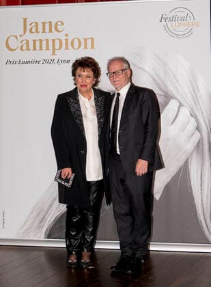 Roselyne Bachelot-Narquin et Thierry Fremaux sur le photocall de la soirÃ e de remise du prix Lumiere dans le cadre du Festival Lumiere, le 15 octobre 2021 Ã Lyon, France. CELEBRITES : Soiree Prix Lumiere 2021 - Festival Lumiere - Lyon - 15 10 2021 SandrineThesillat Panoramic 