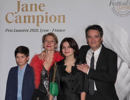 Stephane Audiard avec sa femme et ses enfants Ã la soirÃ e de remise du prix Lumiere dans le cadre du Festival Lumiere, le 15 octobre 2021 Ã Lyon, France. CELEBRITES : Soiree Prix Lumiere 2021 - Festival Lumiere - Lyon - 15 10 2021 SandrineThesillat Panoramic 
