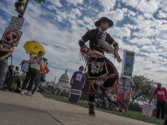 News Bilder des Tages October 15, 2021, Washington, District of Columbia, USA: Ira Francisco of the Navajo and Ojibge tribes performances a Grass Dance in front of the US Capitol on the fifth day of the People vs. Fossil Fuels actions. The week of events, that included daily civil disobedience actions, called on President Biden to use his executive authority to hasten the end of the era of fossil fuels. Washington USA - ZUMAd155 20211015_znp_d155_014 Copyright: xSuexDorfmanx