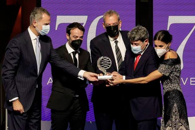 Spain s King Felipe VI (L) and Queen Letizia (R) give the Planeta literary award to the writers Agustin Martinez (2L), Jorge Diaz (C) and Antonio Mercero (2R) for their novel La bestia (The Beast) during the 70th Planeta Literary Award ceremony in Barcelona, Spain, 15 October 2021. President of Grupo Planeta, Jose Creuheras, announced on 14 October that on occasion of the 70th edition of the award, the prize for the winner almost doubles and stands at one million euro, becoming the best rewarded literary award in the world. 70th Planeta Literary Award !ACHTUNG: NUR REDAKTIONELLE NUTZUNG!  Copyright: xQuiquexGarcíax FM6002 20211015-cd1de8ba446b673f8de9d4da4ea99a707f8c3b7f
