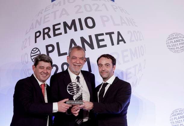 Spanish writers (L-R) Agustin Martinez, Jorge Diaz and Antonio Mercero pose with the prize after receiving the Planeta literary award for their novel La bestia (The Beast), during the 70th Planeta Literary Award ceremony in Barcelona, Spain, 15 October 2021. President of Grupo Planeta, Jose Creuheras, announced on 14 October that on occasion of the 70th edition of the award, the prize for the winner almost doubles and stands at one million euro, becoming the best rewarded literary award in the world. 70th Planeta Literary Award !ACHTUNG: NUR REDAKTIONELLE NUTZUNG!  Copyright: xQuiquexGarcíax FM6013 20211015-f25ed40f380c3dc3eccba912c5ed865e5583dea1
