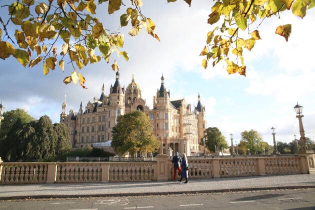 Blick am Freitag (15.10.2021) in Schwerin auf das örtliche Schloss. Das Gebäude ist ein Wahrzeichen der Landeshauptstadt. Dazu hat in dem Baudenkmal der Landtag des Landes Mecklenburg Vorpommern seinen Sitz. Dieser wird künftig wieder von der SPD unter Führung von Ministerpräsidentin Manuela Schwesig besetzt. Dazu wird es ein Bündnis mit der Linkspartei geben. Im Zuge dessen wurde im Verlauf des Tages in der Nähe vom dem historischen Anwesen von beiden Parteien der Fahrplan für die anstehenden Koalitionsverhandlungen abgesteckt. *** View on Friday 15 10 2021 in Schwerin on the local castle The building is a landmark of the state capital In addition, the state parliament of Mecklenburg Western Pomerania has its seat in the architectural mon