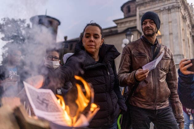 Bilder des Jahres 2021, News 10 Oktober News Themen der Woche KW41 News Bilder des Tages Nationwide Protests As Italy Makes Health Pass Mandatory In The Work Place Protesters against the green pass burn facsimiles bearing the swastika symbol above the bar code in front of the Palazzo of Regione Piemonte in downtown Turin, Italy. Starting October 15, all workers in Italy must present the Green Pass document, proof of vaccination, or a negative Covid-19 test to work. Turin Italy ujetto-nogreenp211015_npxyb  Copyright: xMauroxUjettox