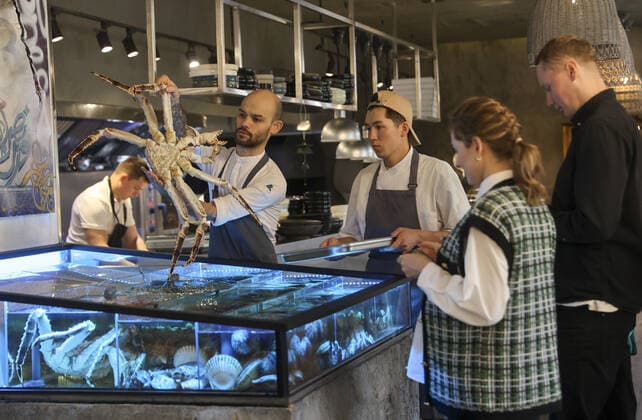 MOSCOW REGION, RUSSIA - OCTOBER 16, 2021: Customers pick a crab from a tank at the Biologie gastro bistro in the village of Ilyinskoye, Krasnogorsk Municipality, west of Moscow. On October 14, it was awarded a Michelin star. Vladimir Gerdo TASS  TS11460E