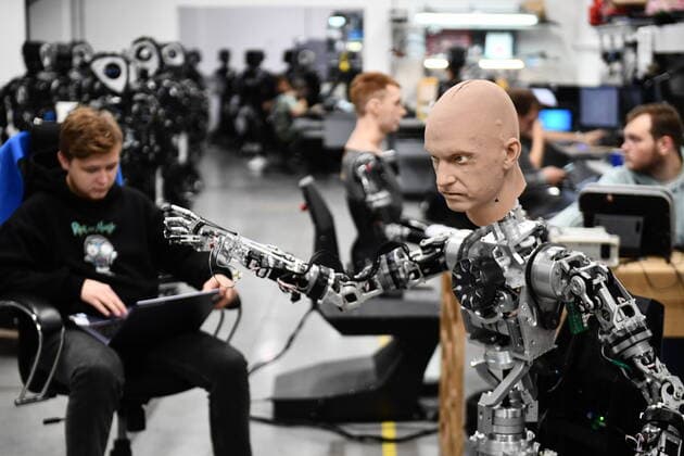 Bilder des Jahres 2021, News 10 Oktober News Themen der Woche KW41 Russia Teacher Robot 6673915 15.10.2021 An employee sets up a Robo-C humanoid robot in a workshop of the Promobot company in Perm, Russia. Promobot is the largest service robotics manufacturer in Northern and Eastern Europe. Pavel Lisitsyn Sputnik Perm Russia  Copyright: xPavelxLisitsynx