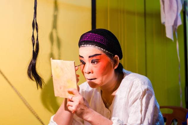 BANGKOK - OCTOBER 22: Unidentified Chinese opera actress applies makeup backstage at Theaters of Thailand s ethnic Chinese in Chinatown on October 27, 2014 in Bangkok, Thailand. Copyright: xChatchaixSomwatx 15127092