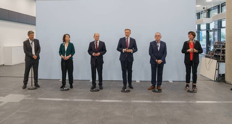SPD, BÜNDNIS 90 DIE GRÜNEN und FDP verkünden im hub27 auf dem Messegelände Berlin die Aufnahme von Koalitionsverhandlungen zu einer möglichen Regierungsbildung im Rahmen einer Ampel-Koalition nach der Bundestagswahl 2021 Robert Habeck, Annalena Baerbock, Olaf Scholz, Christian Lindner, Norbert Walter-Borjans, Saskia Esken;SPD, BÜNDNIS 90 DIE GRÜNEN und FDP verkünden im hub27 auf dem Messegelände Berlin die Aufnahme von Koalitionsverhandlungen zu einer möglichen Regierungsbildung im Rahmen einer Ampel-Koalition nach der Bundestagswahl 2021 Robert Habeck, Annalena, Berlin Berlin Deutschland Messegelände Berlin *** SPD, BÜNDNIS 90 DIE GRÜNEN and FDP announce the start of coalition negotiations at hub27 on the Berlin Exhibi