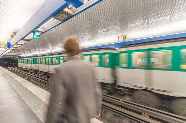 IMAGO Creative: Ruhe im Chaos Blurred picture of moving business man in Paris Metro with train speeding up. Copyright: xx 15654030