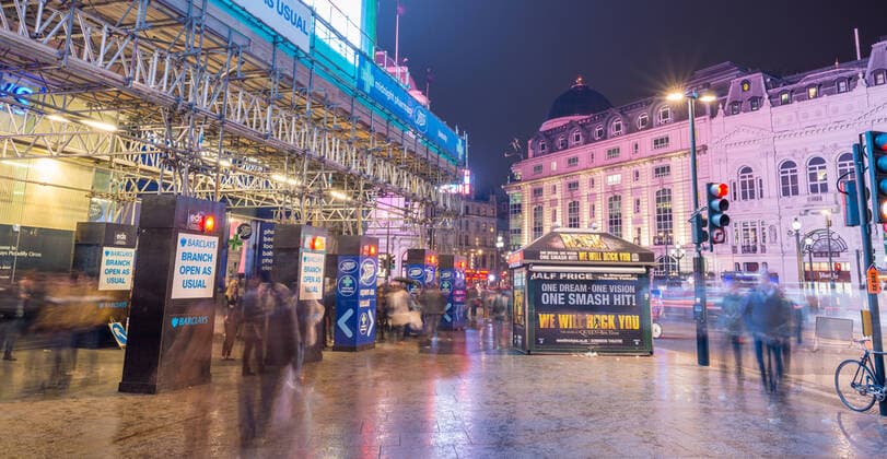 IMAGO Creative: Countdown bis Weihnachten, Nach Hause reisen LONDON - AUGUST 22, 2013: Regent Street at night. It was named after Prince Regent, completed in 1825. Every building in Regent Street is protected as a Listed Building Copyright: xx 17188970