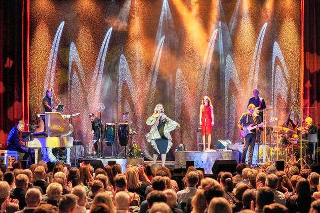 Barbara Schöneberger live at a concert of her Alles Gute und so weiter tour at the Hannover Congress Centrum Hannover, 16 ,10 2021 Foto:xU.xStammx xFuturexImage