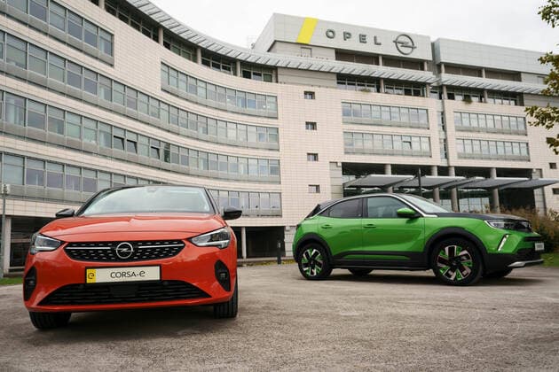 CORSA E AND MOKKA E IN FRONT OF THE OPEL FACTORY RUESSELSHEIM