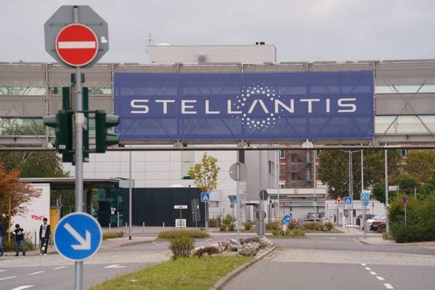 STELLANTIS LOGO AN DER EINFAHRT ZU OPEL RUESSELSHEIM *** STELLANTIS LOGO AT THE ENTRANCE TO OPEL RUESSELSHEIM 