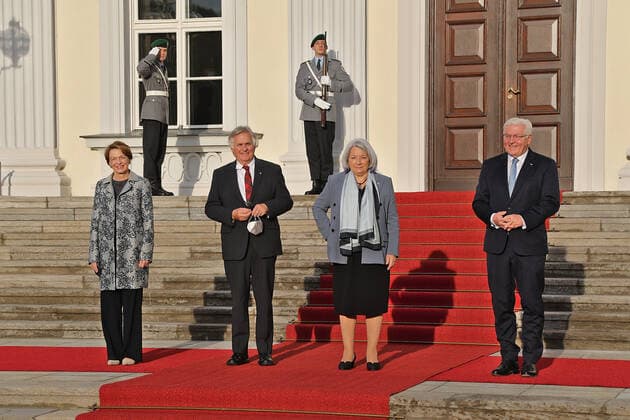 Federal President welcomes Canadas Governor General Mary May Simon and Whit Fraser Federal President Steinmeier and Elke Büdenbender welcome Governor General of Canada Mary May Simon and Whit Fraser at Bellevue Palace Berlin Bellevue Palace Berlin GER