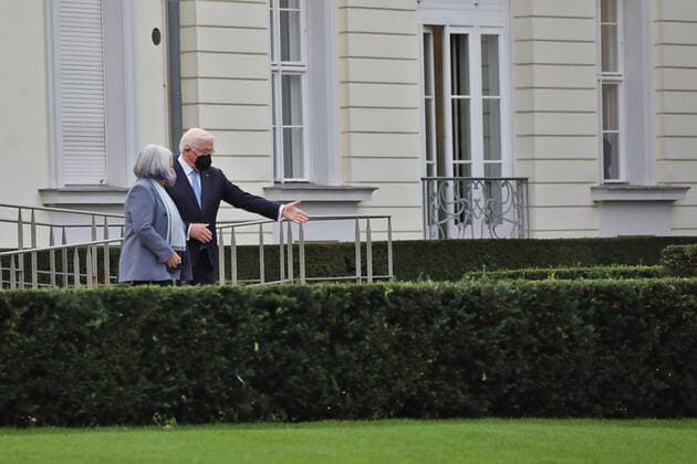 Federal President Steinmeier welcomes Mary May Simon, Governor General of Canada, with military honours Federal President Steinmeier welcomes Mary May Simon, Governor General of Canada, with military honours Berlin Schloss Bellevue Berlin GER