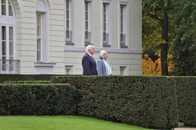 Federal President Steinmeier welcomes Mary May Simon, Governor General of Canada, with military honours Federal President Steinmeier welcomes Mary May Simon, Governor General of Canada, with military honours Berlin Schloss Bellevue Berlin GER