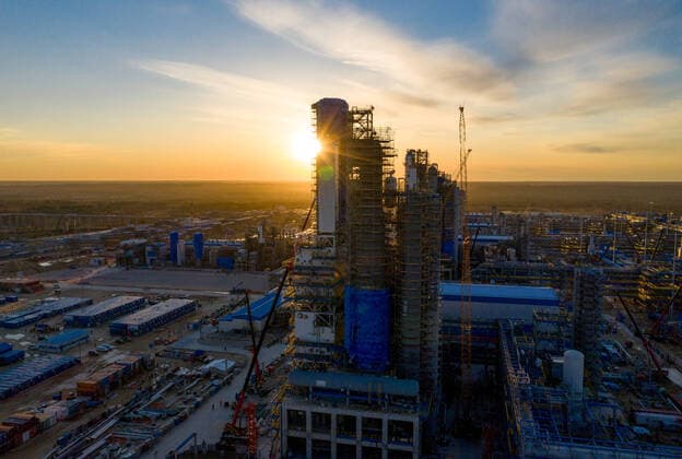 IMAGO Nature: Unsere Erde, UmweltvertrÃ¤gliche Herausforderungen, Methan AMUR REGION, RUSSIA - OCTOBER 12, 2021: A view of the Amur Gas Processing Plant. Measuring 800ha in area, it has an estimated annual capacity of 42bln cbm of natural gas. There are also plans to launch the world s largest helium production facility with an annual capacity of up to 60mln cbm. The plant is set to produce methane, ethane, such liquefied petroleum gases as propane and buthane, and pentane-hexane fraction as necessary components of polyethylene, polymers and plastics. Yuri Smityuk TASS  TS11485C