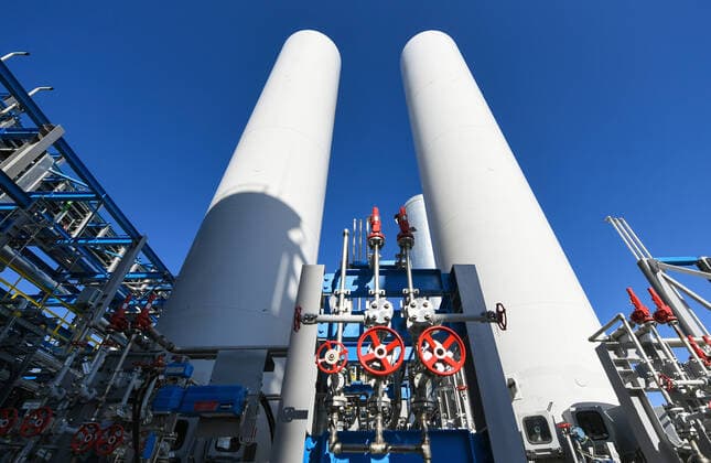 IMAGO Nature: Unsere Erde, UmweltvertrÃ¤gliche Herausforderungen des 21. Jahrhunderts, Methan AMUR REGION, RUSSIA - OCTOBER 12, 2021: A view of the Amur Gas Processing Plant. Measuring 800ha in area, it has an estimated annual capacity of 42bln cbm of natural gas. There are also plans to launch the world s largest helium production facility with an annual capacity of up to 60mln cbm. The plant is set to produce methane, ethane, such liquefied petroleum gases as propane and buthane, and pentane-hexane fraction as necessary components of polyethylene, polymers and plastics. Yuri Smityuk TASS  TS11486E