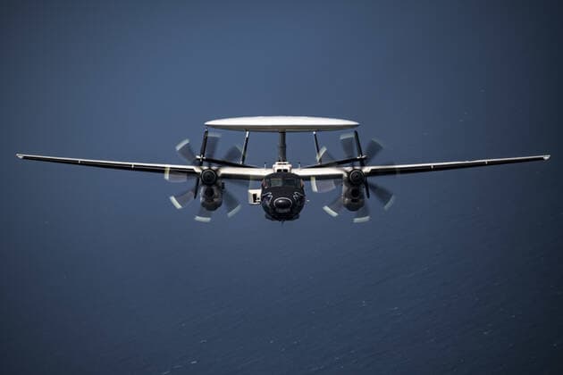 Golf von Bengalen, Marine-Militärübung von USA, Großbritannien, Japan und Australien 211017-N-HS181-1135 BAY OF BENGAL (Oct. 17, 2021) An E-2D Advanced Hawkeye, assigned to the Black Eagles of Carrier Airborne Early Warning Squadron (VAW) 113, flies over the Bay of Bengal as part of Maritime Partnership Exercise (MPX) 2021, Oct. 17, 2021. MPX 2021 is a multilateral maritime exercise between the Royal Australian Navy, Japan Maritime Self- Defense Force, U.K. Royal Navy, and U.S. maritime forces, focused on naval cooperation, interoperability and regional security and stability in the Indo-Pacific and is an example of the enduring partnership between Australian, Japanese, U.K. and U.S. maritime forces, who routinely operate together in the Indo-Pacific, fostering a cooperative approach toward regional security and stabi Copyright: xx 50782603 EDITORIAL USE ONLY. NOT FOR USE BY NEWSPAPERS BASED IN THE UK.