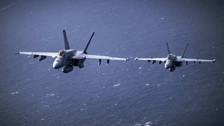 Golf von Bengalen, Marine-Militärübung von USA, Großbritannien, Japan und Australien 211017-N-HS181-1216 BAY OF BENGAL (Oct. 17, 2021) Two F A-18E Super Hornets, assigned to the Golden Dragons of Strike Fighter Squadron (VFA) 192, fly over the Bay of Bengal as part of Maritime Partnership Exercise (MPX) 2021, Oct. 17, 2021. MPX 2021 is a multilateral maritime exercise between the Royal Australian Navy, Japan Maritime Self-Defense Force, U.K. Royal Navy, and U.S. maritime forces, focused on naval cooperation, interoperability and regional security and stability in the Indo-Pacific and is an example of the enduring partnership between Australian, Japanese, U.K. and U.S. maritime forces, who routinely operate together in the Indo-Pacific, fostering a cooperative approach toward regional security and stability. () Where: Copyright: xx 50782604 EDITORIAL USE ONLY. NOT FOR USE BY NEWSPAPERS BASED IN THE UK.