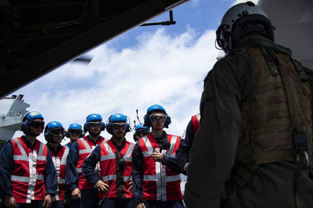Golf von Bengalen, Marine-Militärübung von USA, Großbritannien, Japan und Australien 211017-N-HS181-1536 BAY OF BENGAL (Oct. 17, 2021) Naval Air Crewman (Mechanical) 2nd Class James Skelley, right, a native of Greenfield, Ind., assigned to the Titans of Fleet Logistics Multi-Mission Squadron (VRM) 30, briefs Sailors assigned to U.K. Royal Navy aircraft carrier HMS Queen Elizabeth (R08) as part of Maritime Partnership Exercise (MPX) 2021, Oct. 17, 2021. MPX 2021 is a multilateral maritime exercise between the Royal Australian Navy, Japan Maritime Self-Defense Force, U.K. Royal Navy, and U.S. maritime forces, focused on naval cooperation, interoperability and regional security and stability in the Indo-Pacific and is an example of the enduring partnership between Australian, Japanese, U.K. and U.S. maritime forces, who Copyright: xx 50782607 EDITORIAL USE ONLY. NOT FOR USE BY NEWSPAPERS BASED IN THE UK.