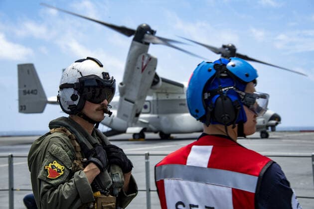 Golf von Bengalen, Marine-Militärübung von USA, Großbritannien, Japan und Australien 211017-N-HS181-1586 BAY OF BENGAL (Oct. 17, 2021) Naval Air Crewman (Mechanical) 2nd Class James Skelley, left, a native of Greenfield, Ind., assigned to the Titans of Fleet Logistics Multi-Mission Squadron (VRM) 30, observed personnel boarding a CMV-22B Osprey aboard U.K. Royal Navy aircraft carrier HMS Queen Elizabeth (R08) as part of Maritime Partnership Exercise (MPX) 2021, Oct. 17, 2021. MPX 2021 is a multilateral maritime exercise between the Royal Australian Navy, Japan Maritime Self-Defense Force, U.K. Royal Navy, and U.S. maritime forces, focused on naval cooperation, interoperability and regional security and stability in the Indo-Pacific and is an example of the enduring partnership between Australian, Japanese, U.K. and U. Copyright: xx 50782610 EDITORIAL USE ONLY. NOT FOR USE BY NEWSPAPERS BASED IN THE UK.