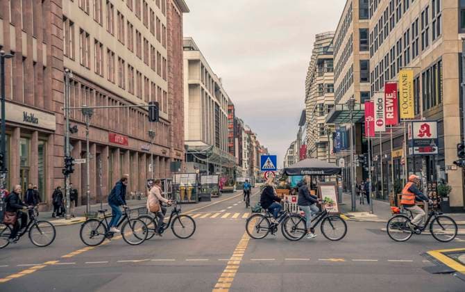 17 . 10 . 2021 , Berlin Mitte : Friedrichstraße autofrei . Der 500 Meter lange Abschnitt der Friedrichstrasse zwischen Leipziger und Französische Straße soll unbefristet für Autos gesperrt bleiben . *** 17 10 2021 , Berlin Mitte Friedrichstrasse car-free The 500-metre section of Friedrichstrasse between Leipziger Strasse and Französische Strasse is to remain closed to cars indefinitely