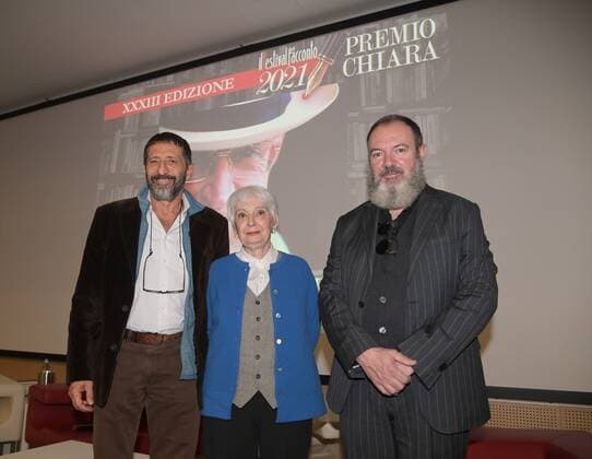 Premio Chiara Buchpreis-Verleihung in Varese Varese, Italy Chiara 2021 Prize final with Antonio Franchini, Carlo Lucarelli and Bianca Pitzorno who wins the 2021 edition with the book Sortilegi by Bompiani In the photo: Bianca Pitzorno who wins the 2021 edition with the book Sortilegi by Bompiani with Antonio Franchini, Carlo Lucarelli  Copyright: xNickxZonnax xIPAx xNickxZonnax