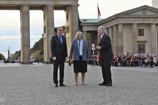 State Visit of the Governor General of Canada in Berlin State Visit of Mary May Simon, Governor General of Canada, and Whit Fraser in Berlin in front of the Brandenburg Gate with the Governing Mayor Michael Müller Berlin Berlin GER