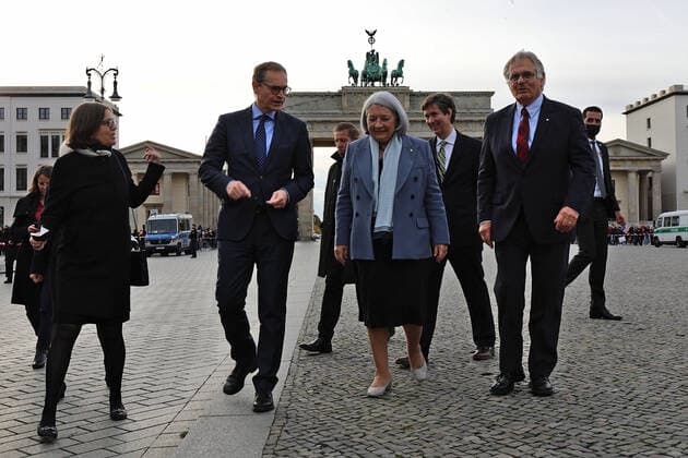 State Visit of the Governor General of Canada in Berlin State Visit of Mary May Simon, Governor General of Canada, and Whit Fraser in Berlin in front of the Brandenburg Gate with the Governing Mayor Michael Müller Berlin Berlin GER