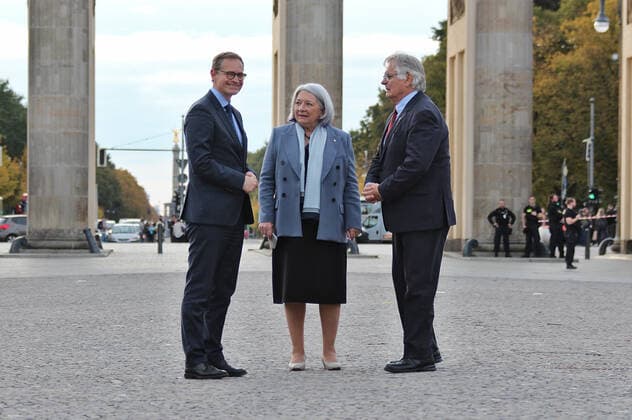 State Visit of the Governor General of Canada in Berlin State Visit of Mary May Simon, Governor General of Canada, and Whit Fraser in Berlin in front of the Brandenburg Gate with the Governing Mayor Michael Müller Berlin Berlin GER