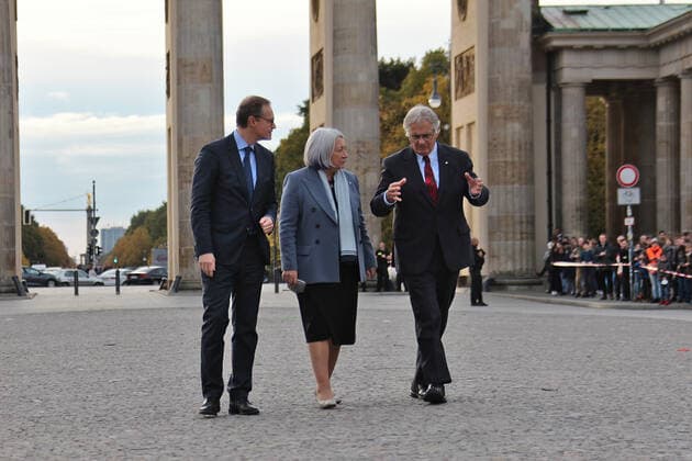 State Visit of the Governor General of Canada in Berlin State Visit of Mary May Simon, Governor General of Canada, and Whit Fraser in Berlin in front of the Brandenburg Gate with the Governing Mayor Michael Müller Berlin Berlin GER